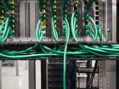 Jak stała obsługa IT przyczynia się do poprawy wydajności i niezawodności systemów w firmie?