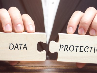 Jak stała obsługa informatyczna przyczynia się do minimalizacji ryzyka utraty danych?