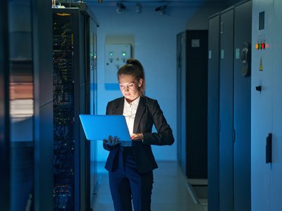 Jak stała obsługa IT przyczynia się do poprawy wydajności i niezawodności systemów w firmie?