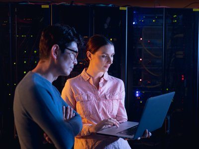 Jak uniknąć przestojów i awarii systemów IT dzięki stałej obsłudze informatycznej?