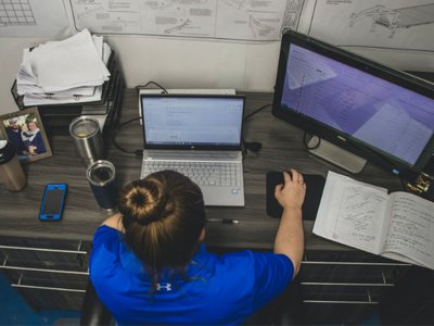 Które rozwiązanie jest lepsze - stały serwis IT czy dorywcza pomoc?