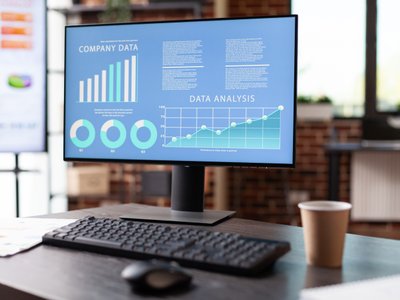 Jakie są korzyści z monitorowania i analizy wydajności systemów IT w firmie?