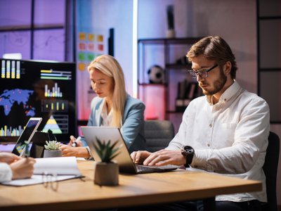 Jakie są korzyści z wdrożenia narzędzi i systemów monitorujących w firmie?