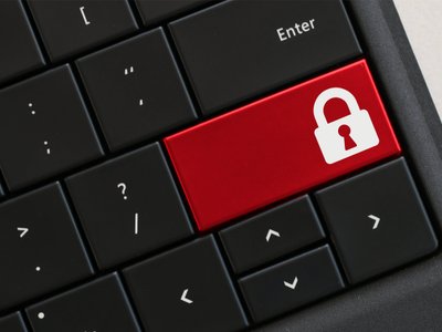 Jakie są korzyści z wdrożenia rozwiązań zarządzania hasłami i uwierzytelnianiem dwuskładnikowym?