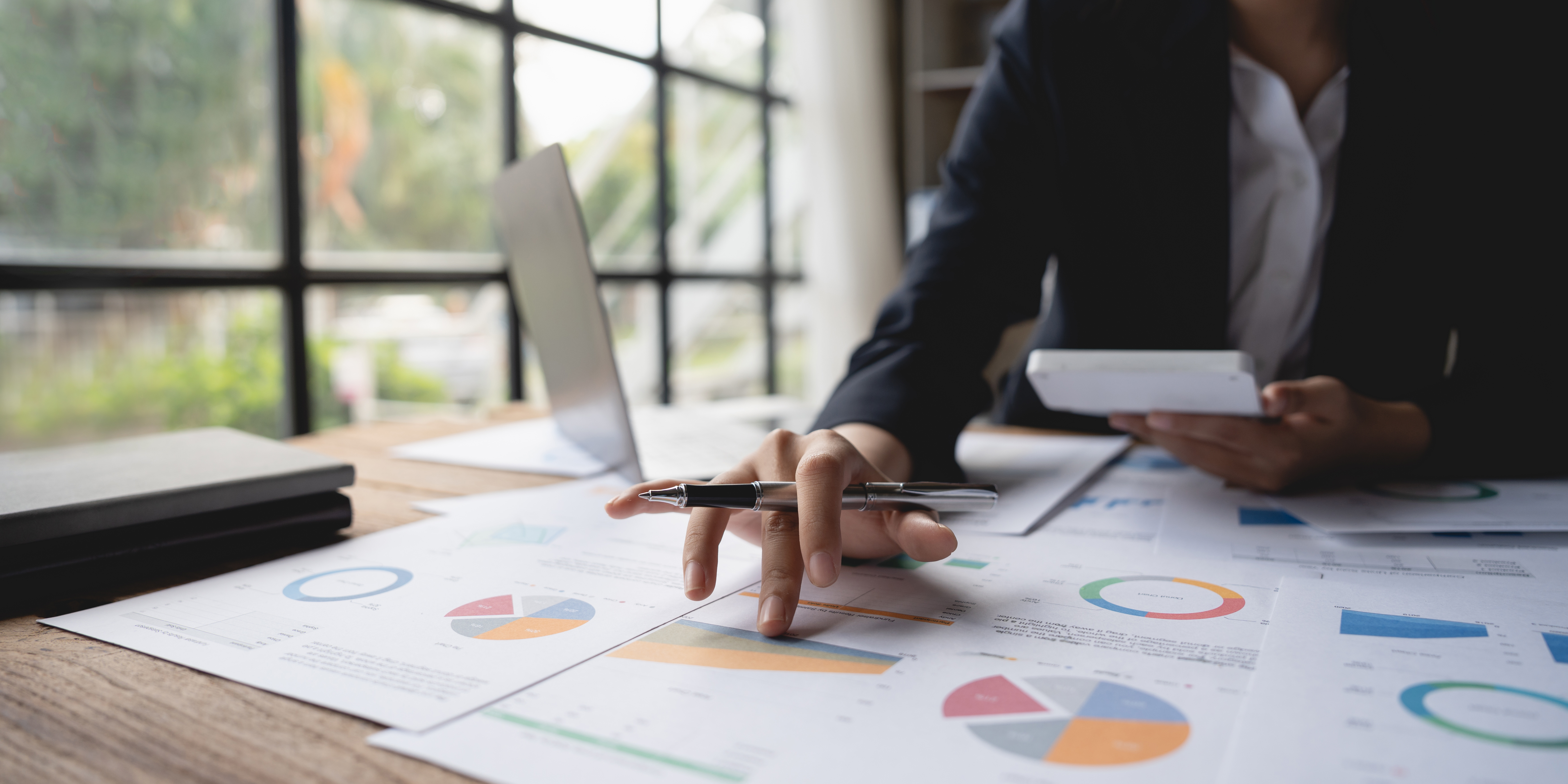 Jakie są korzyści z wdrożenia systemów monitorowania i raportowania w firmie?