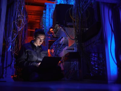 Jakie są najlepsze praktyki w zarządzaniu infrastrukturą sprzętową i sieciową w firmie?