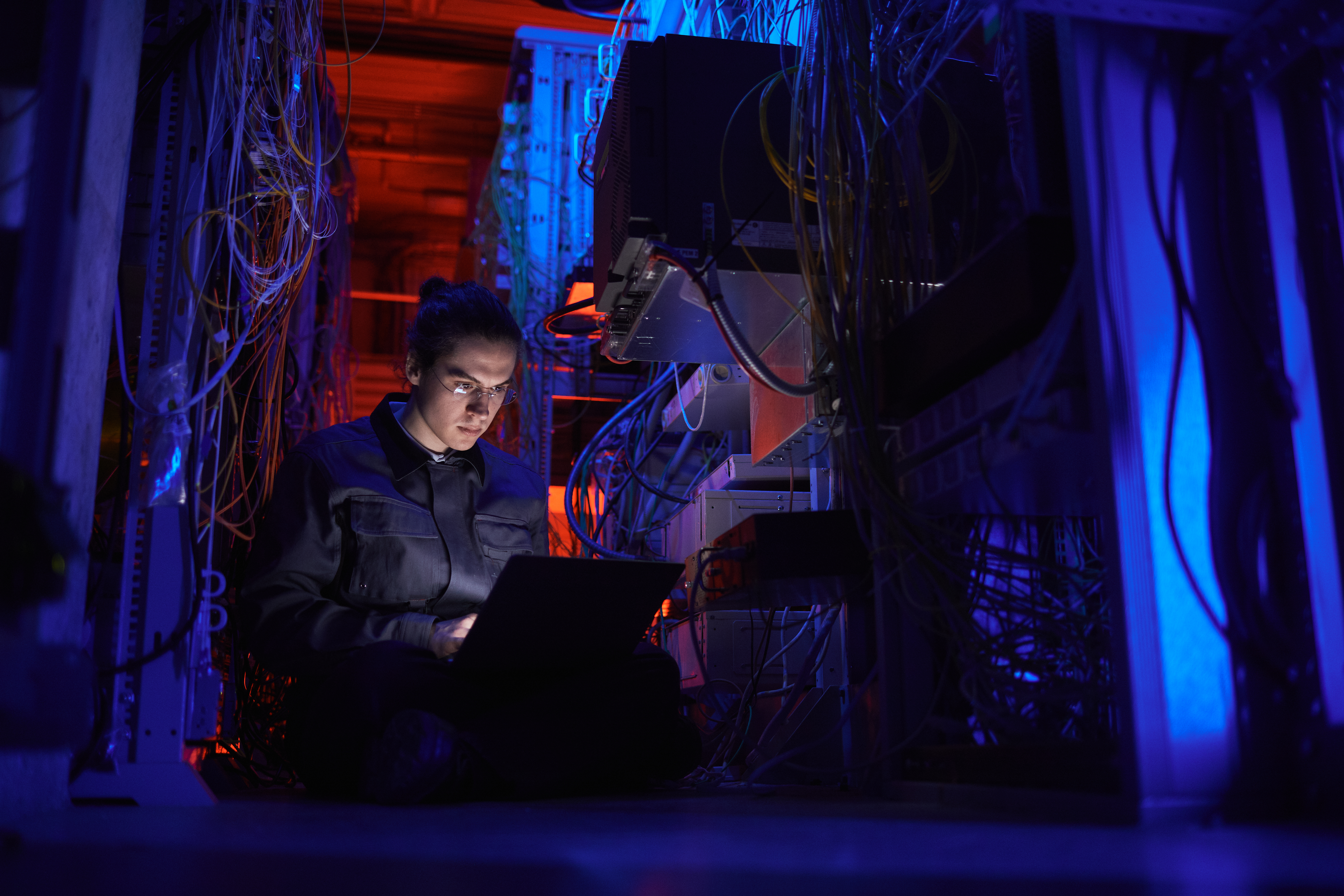 Jakie są najlepsze praktyki w zarządzaniu infrastrukturą sprzętową i sieciową w firmie?