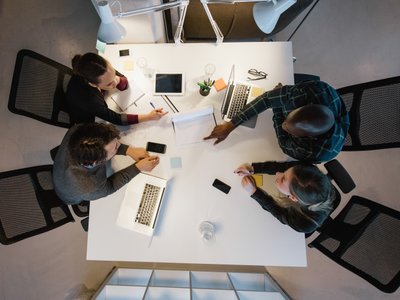 Jakie są najnowsze trendy i innowacje w obszarze stałej obsługi informatycznej?