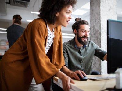 Jakie są najważniejsze cechy i umiejętności, jakimi powinien charakteryzować się zespół stałej obsługi informatycznej?