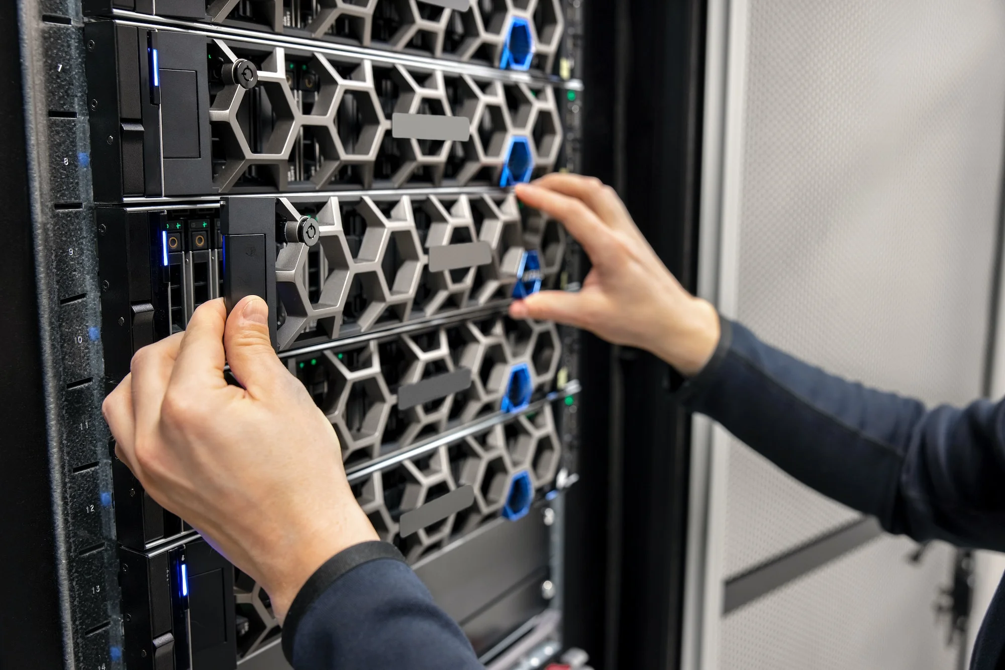 Jakie usługi obejmuje kompleksowa obsługa informatyczna dla firm?