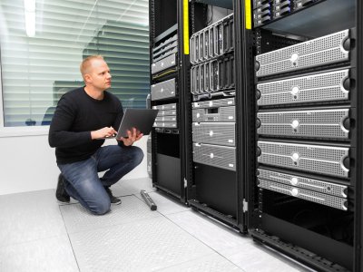 Jakie są korzyści z monitorowania i analizy wydajności systemów IT w firmie?