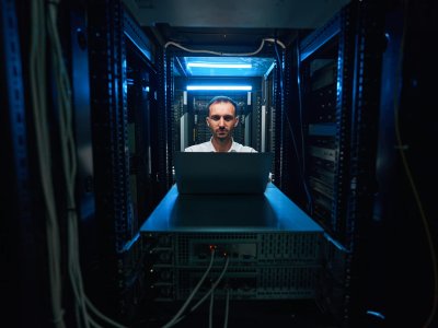 Jakie są korzyści z wdrożenia narzędzi i systemów monitorujących w firmie?