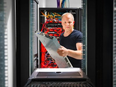 Jakie są korzyści z wdrożenia rozwiązań zarządzania hasłami i uwierzytelnianiem dwuskładnikowym?