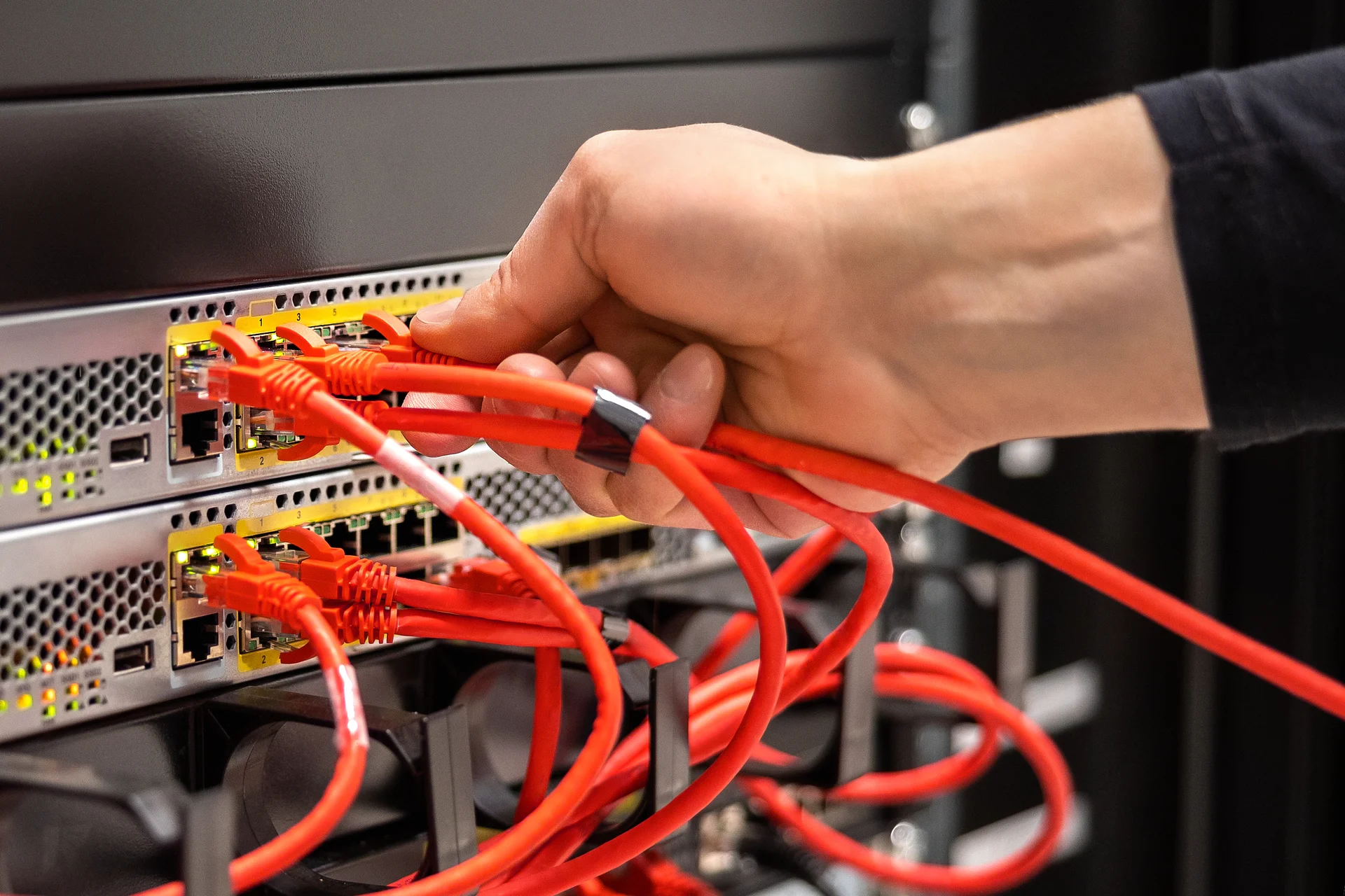 Jak uniknąć przestojów i awarii systemów IT dzięki stałej obsłudze informatycznej?