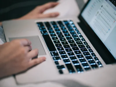 Szkolenia i wsparcie techniczne dla użytkowników MacBooka w firmie