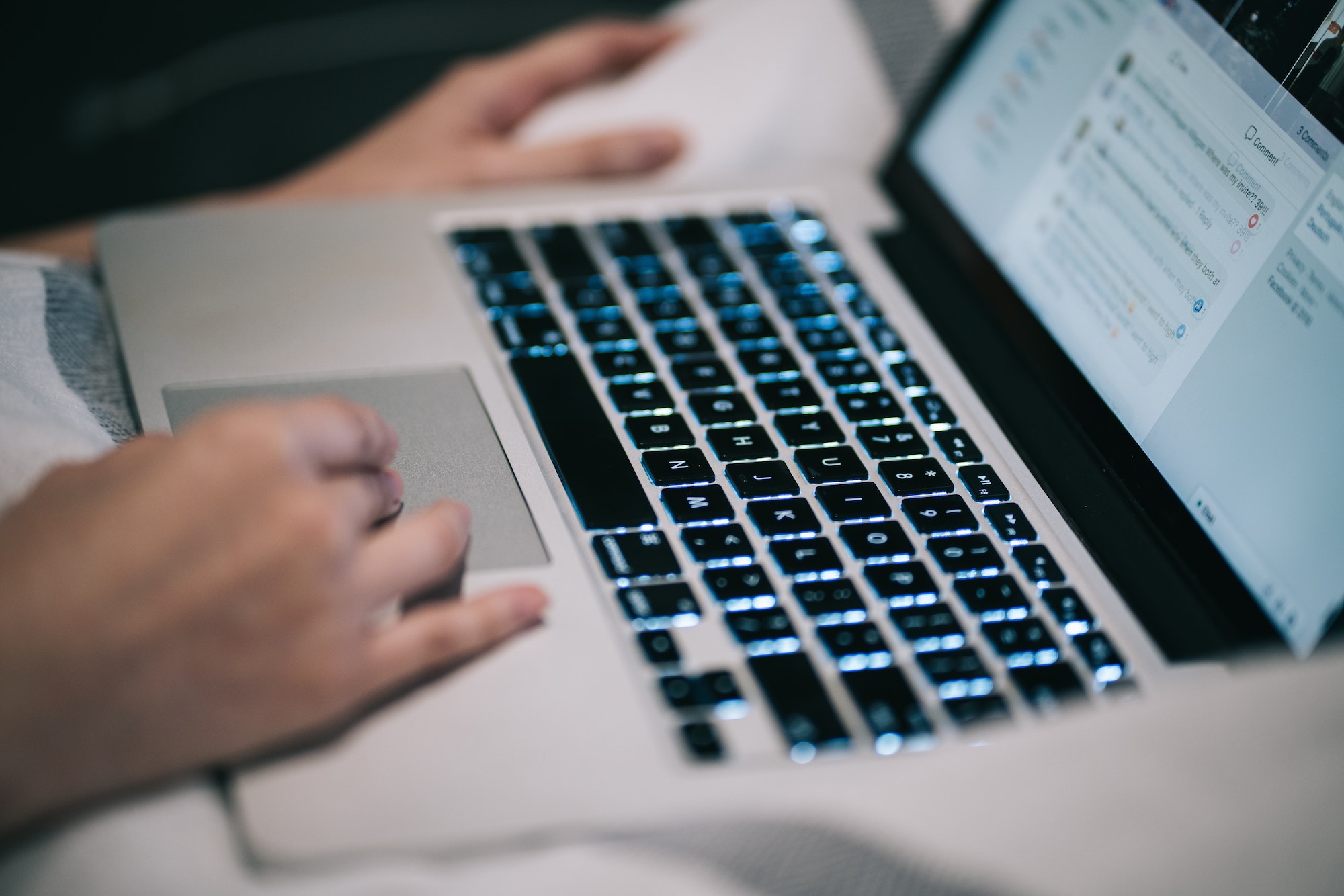 Szkolenia i wsparcie techniczne dla użytkowników MacBooka w firmie