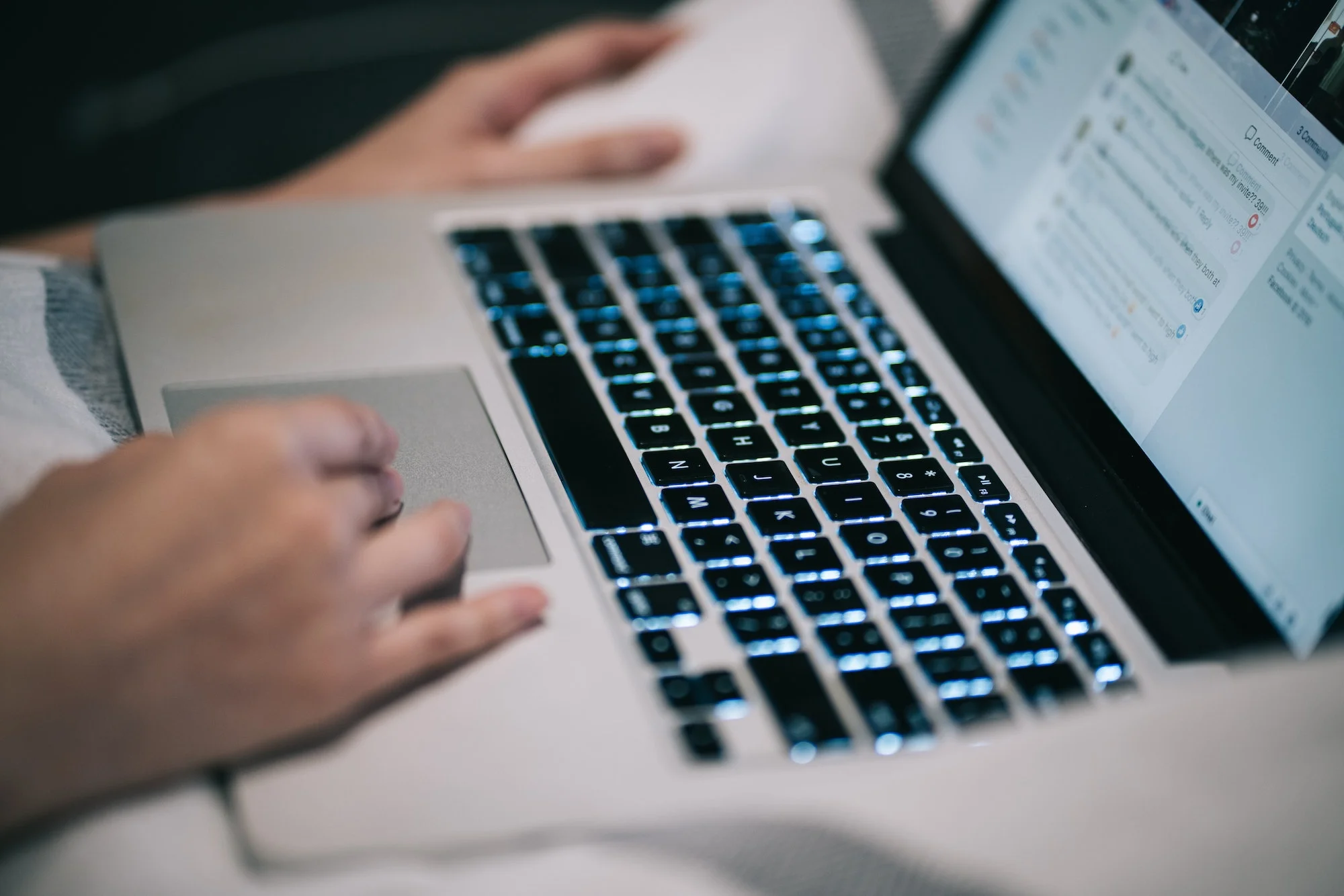 Szkolenia i wsparcie techniczne dla użytkowników MacBooka w firmie