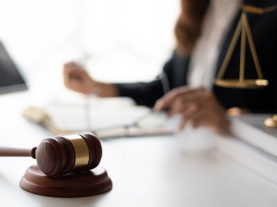 Technologia w zarządzaniu sprawami prawnymi - elektroniczne systemy do monitorowania postępów i terminów