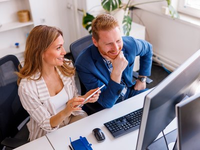 W jaki sposób stała obsługa informatyczna przyczynia się do poprawy efektywności pracy zespołowej?