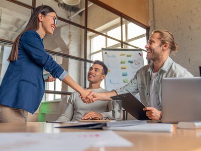 W jaki sposób stała obsługa IT przyczynia się do poprawy satysfakcji klienta?