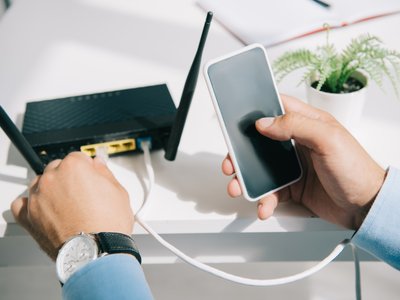 Wybór i konfiguracja sprzętu do firmowej sieci Wi-Fi - co powinieneś wiedzieć