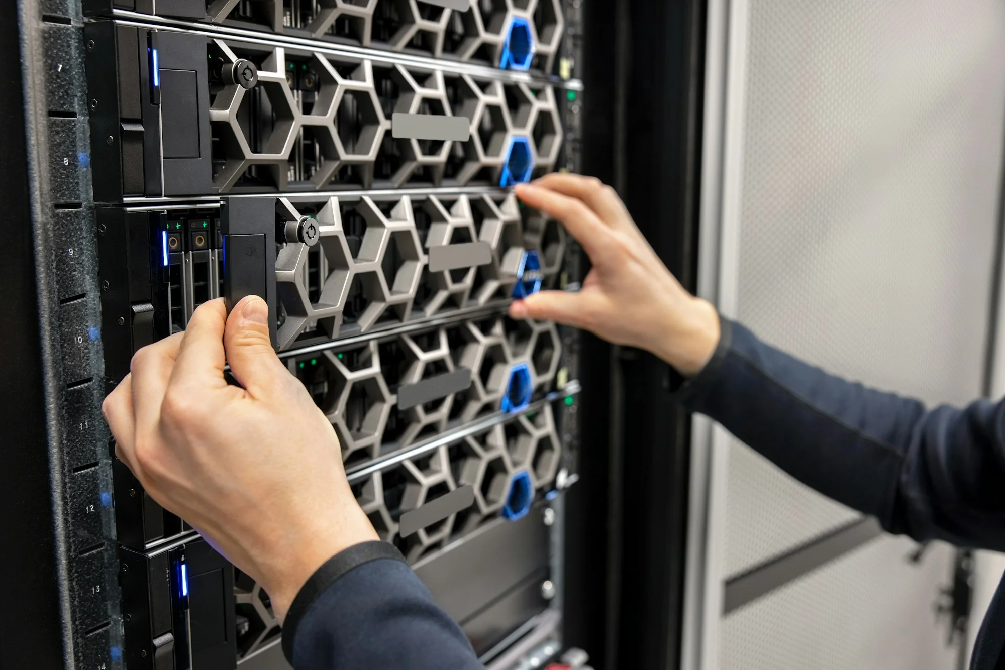 Zarządzanie infrastrukturą IT - jak profesjonalne usługi informatyczne dla firm pomagają utrzymać stabilność systemu